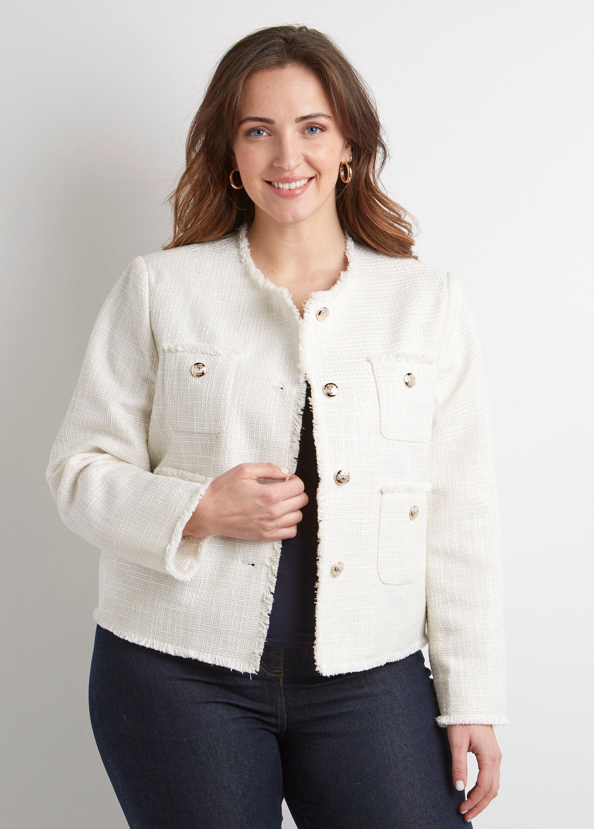 Chaqueta_corta_sin_cuello,_abotonada,_de_tejido_trenzado_liso_Crudo_FA1_curvy