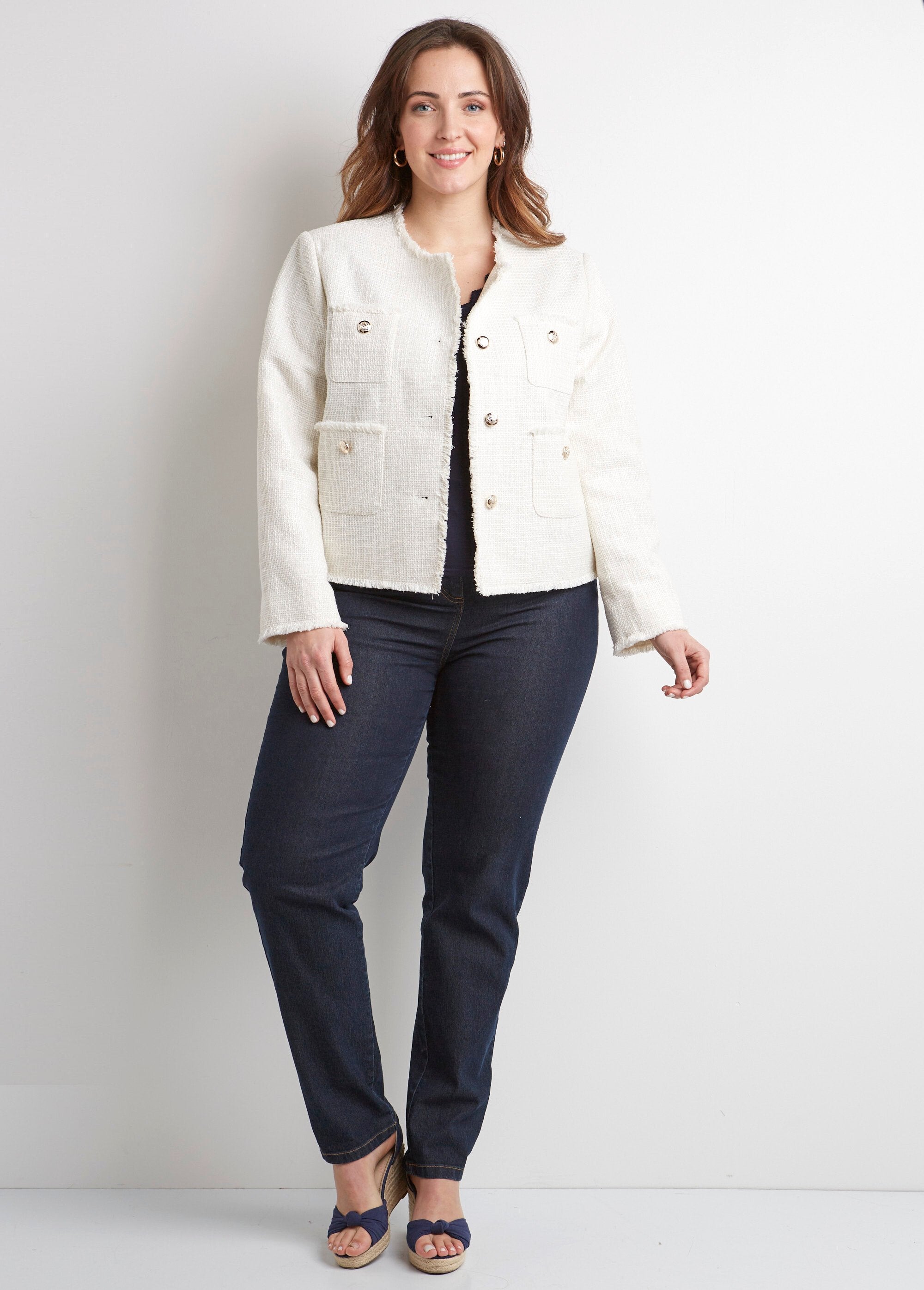 Chaqueta_corta_sin_cuello,_abotonada,_de_tejido_trenzado_liso_Crudo_SF1_curvy