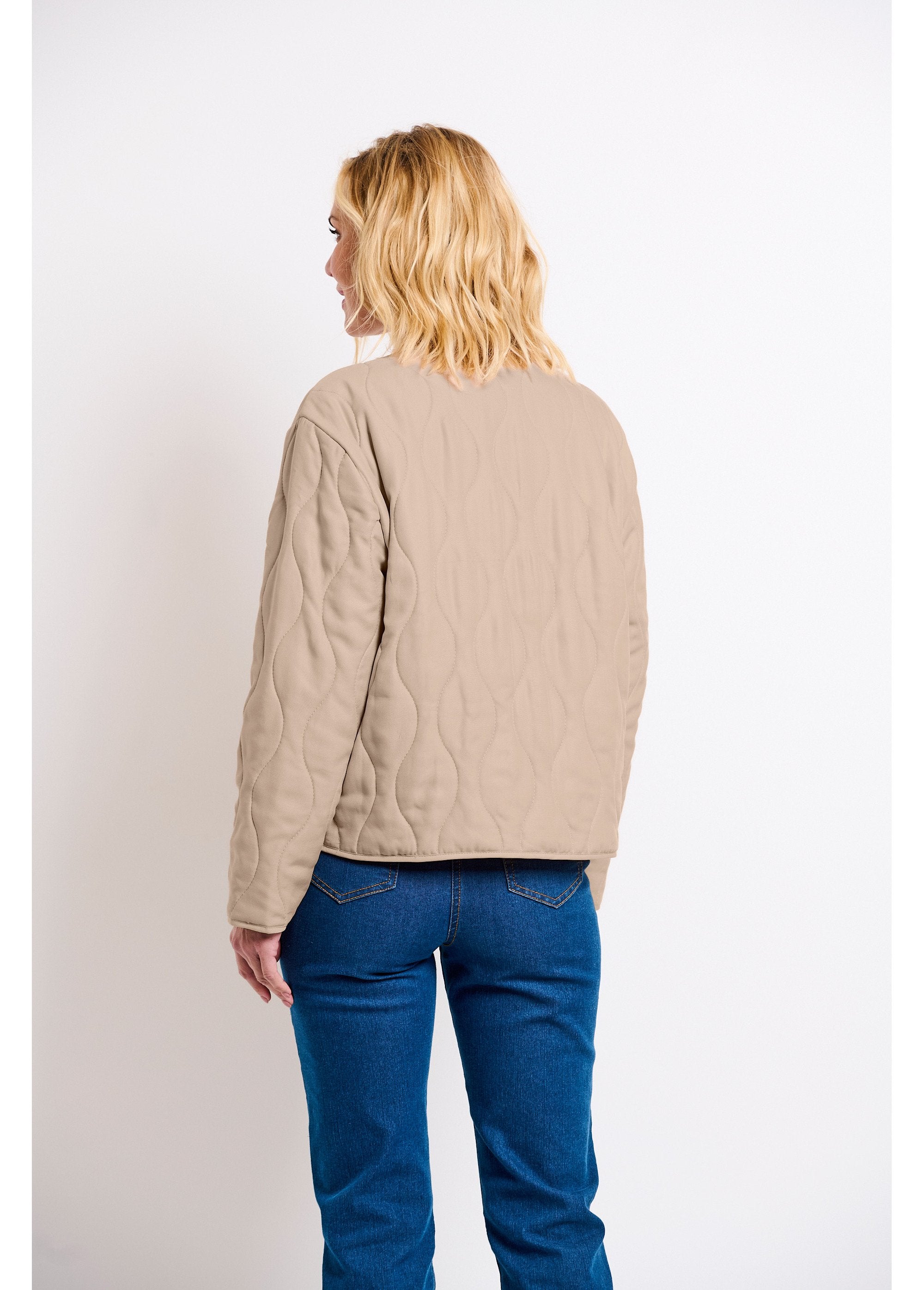 Chaqueta_corta_lisa_acolchada_con_cremallera_y_cuello_redondo_Beige_DO1_slim