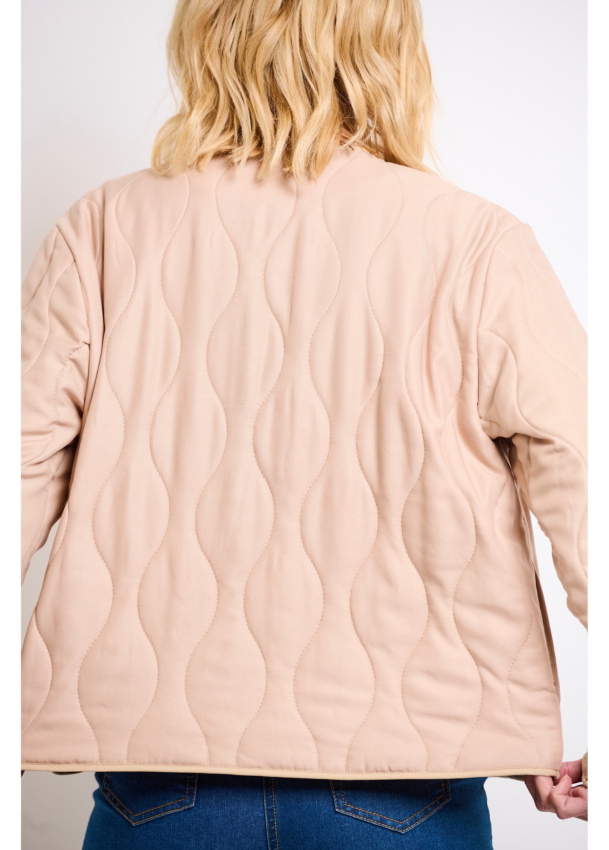 Chaqueta_corta_lisa_acolchada_con_cremallera_y_cuello_redondo_Beige_DO2_slim