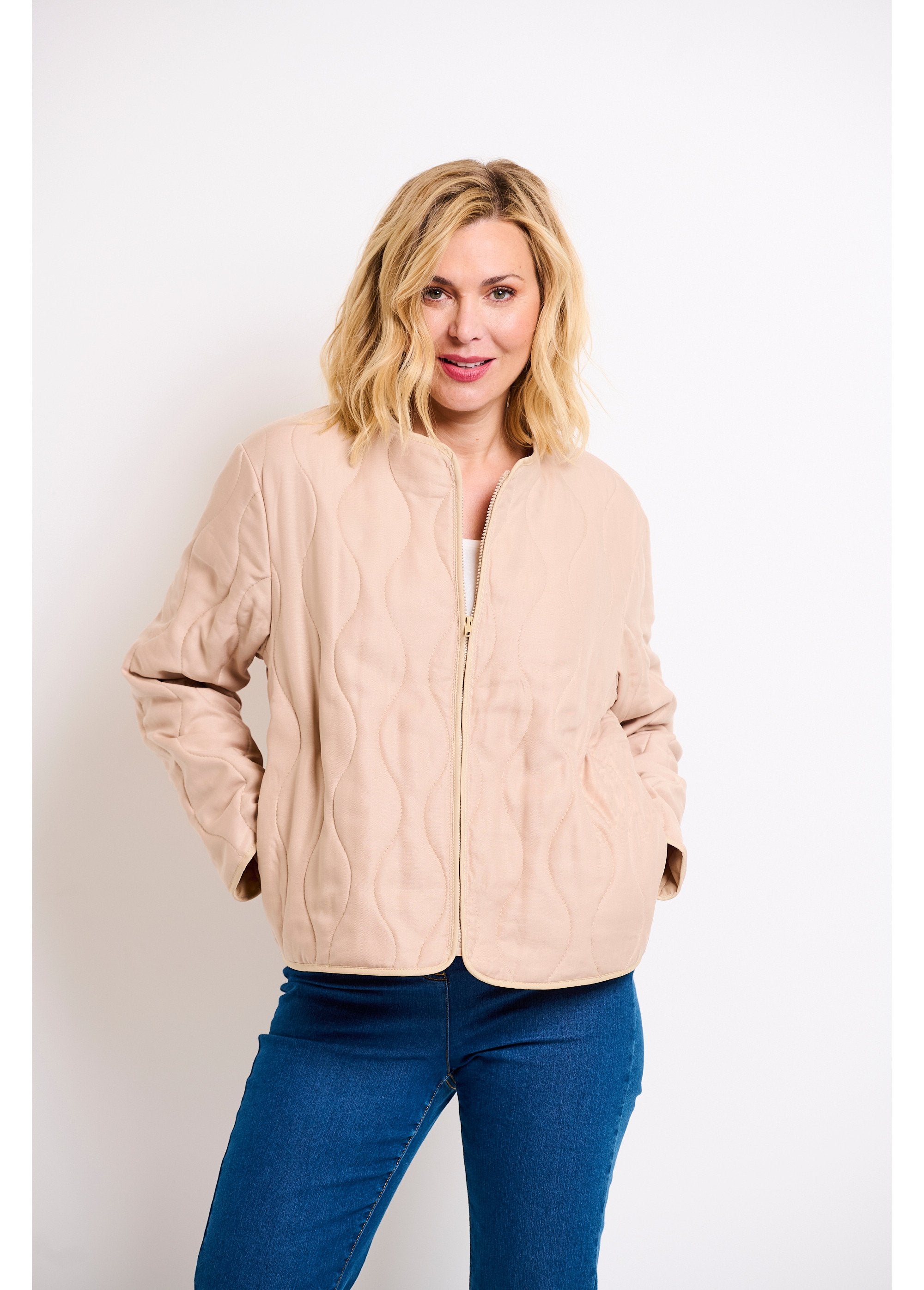 Chaqueta_corta_lisa_acolchada_con_cremallera_y_cuello_redondo_Beige_FA1_slim