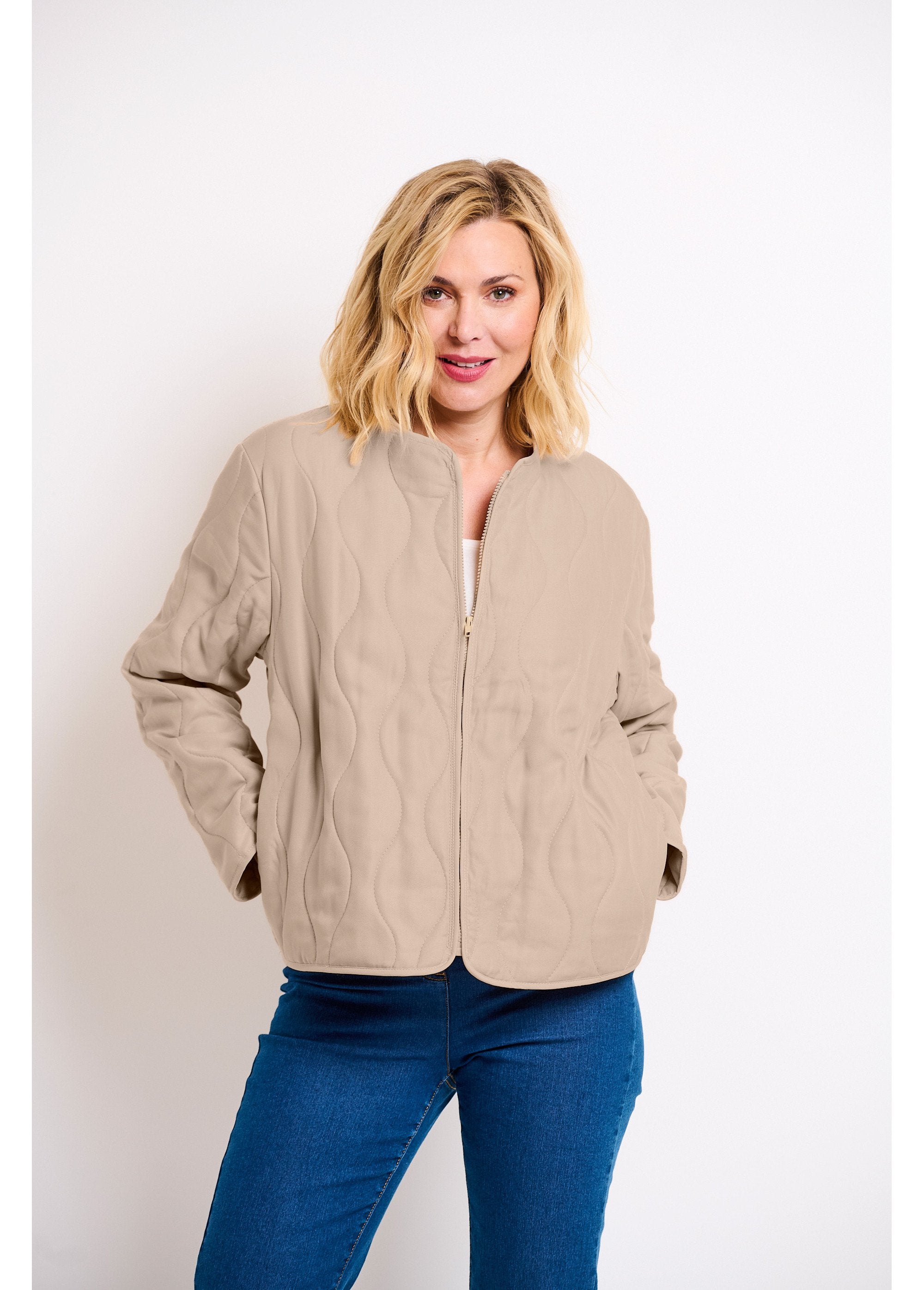 Chaqueta_corta_lisa_acolchada_con_cremallera_y_cuello_redondo_Beige_FA1_slim