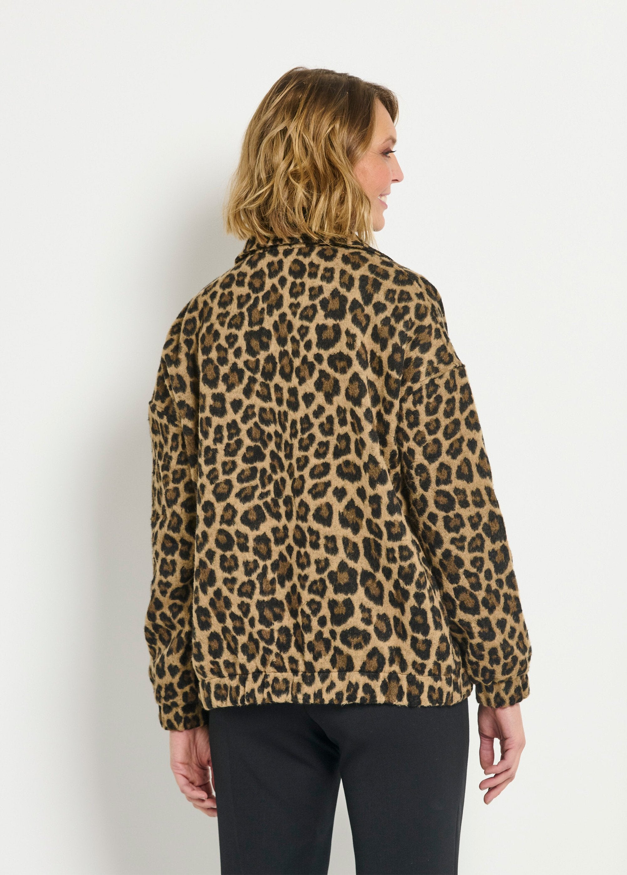 Chaqueta_con_cremallera_y_bolsillos_de_parche_con_estampado_de_leopardo_Leopard_DO1_slim