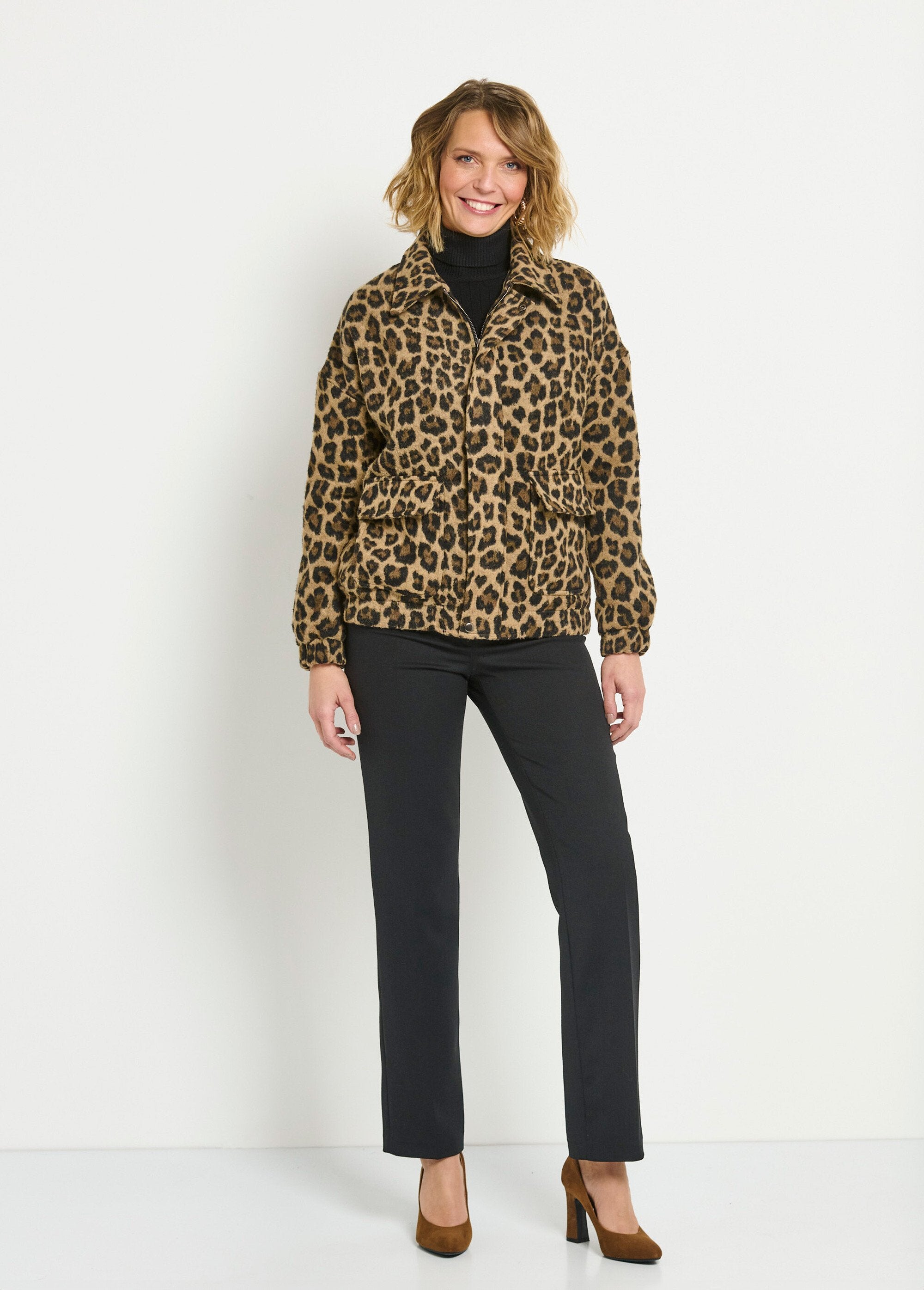 Chaqueta_con_cremallera_y_bolsillos_de_parche_con_estampado_de_leopardo_Leopard_SF1_slim